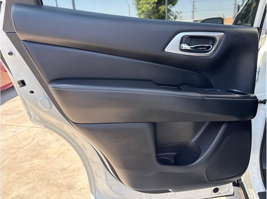 Used 2020 Nissan Pathfinder SL FWD image 18