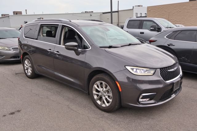 Used 2021 Chrysler Pacifica Touring-L w/ Uconnect Theater Family Group AWD/4WD image 6
