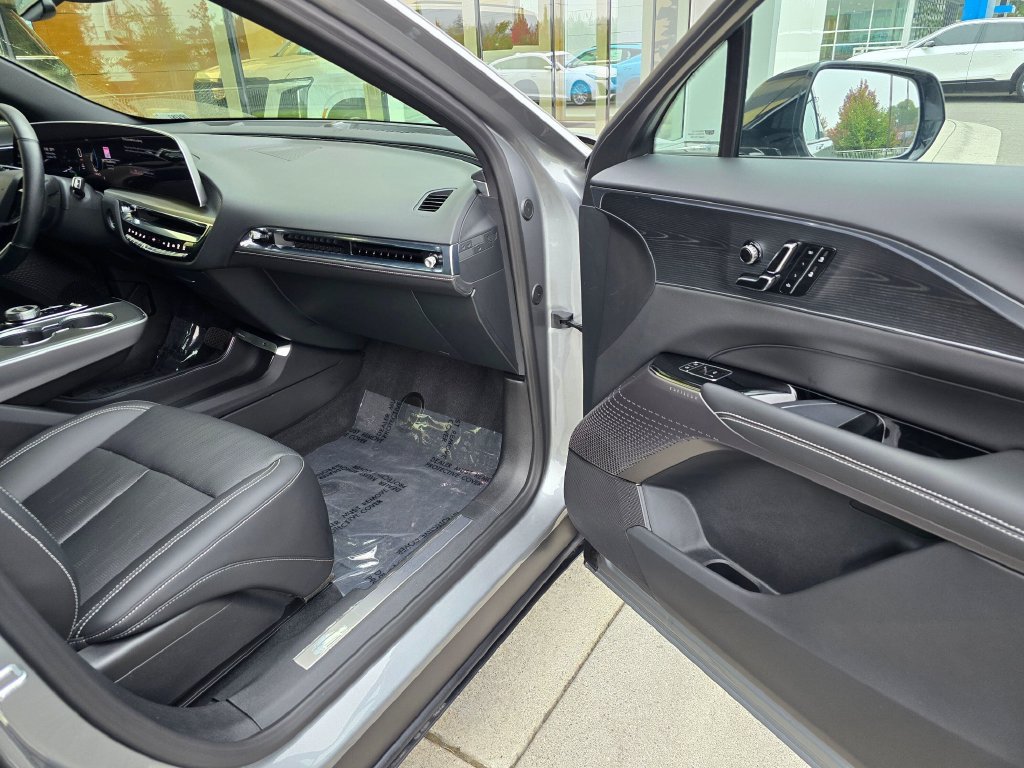 Certified 2025 Cadillac Lyriq Luxury AWD/4WD image 10