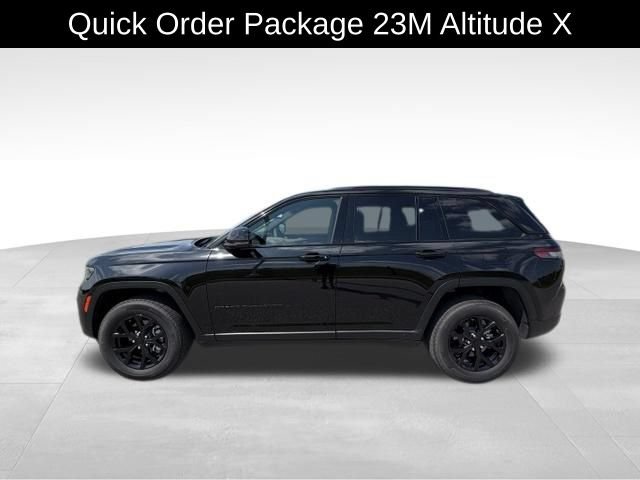 Used 2025 Jeep Grand Cherokee Altitude AWD/4WD image 4