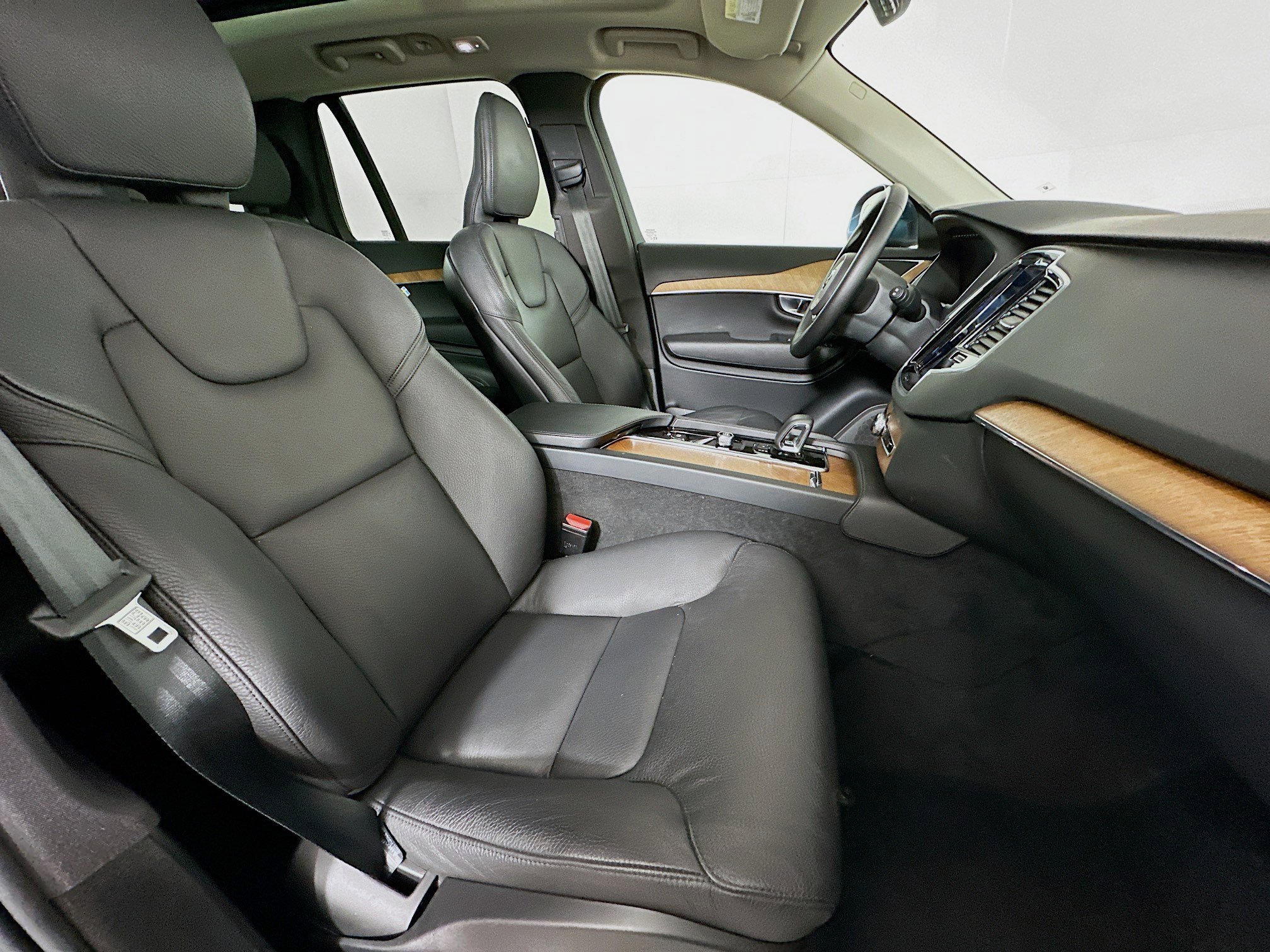 Used 2023 Volvo XC90 B6 Plus image 33