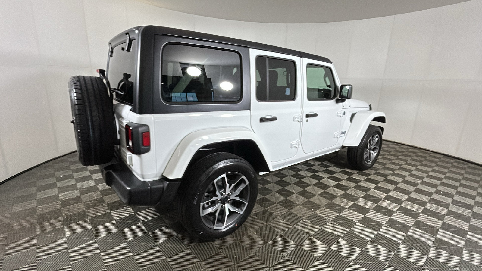 Used 2024 Jeep Wrangler Unlimited w/ Convenience Group AWD/4WD image 3