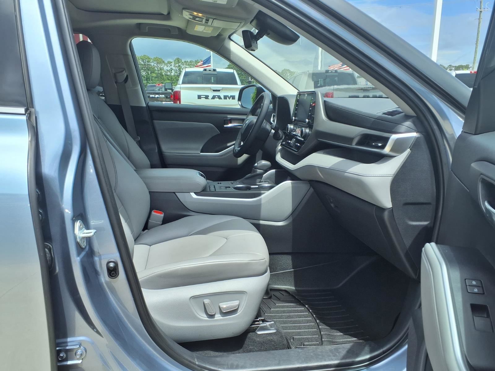 Used 2020 Toyota Highlander XLE FWD image 7