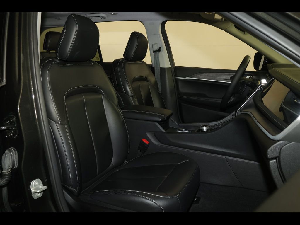 Used 2023 Jeep Grand Cherokee Limited AWD/4WD image 32