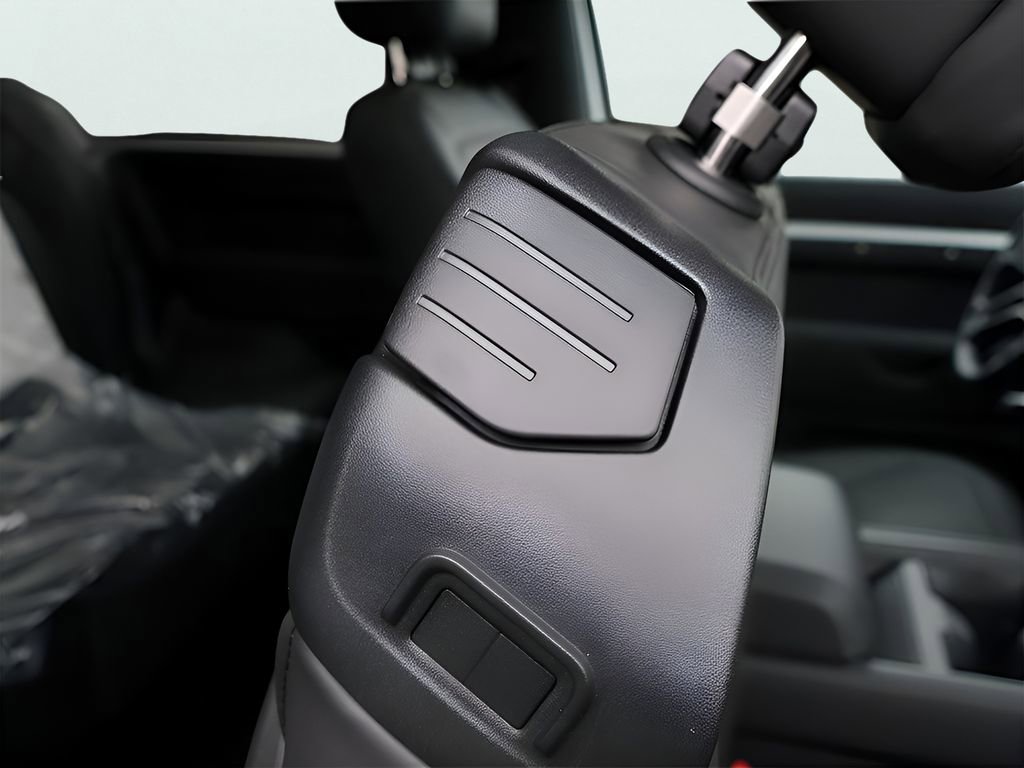 New 2025 Land Rover Defender 90 X-Dynamic SE image 14