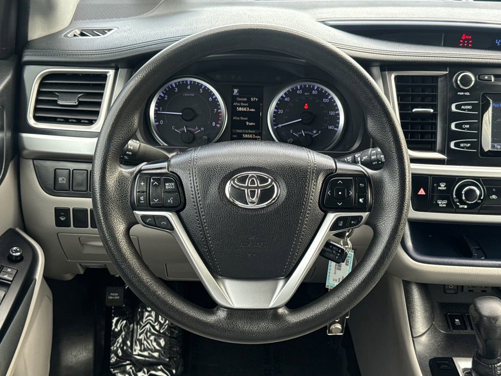 Used 2019 Toyota Highlander LE AWD/4WD image 14