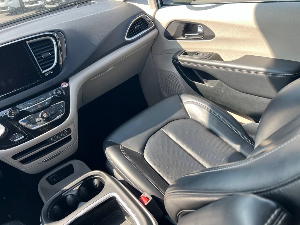 Used 2023 Chrysler Pacifica Touring-L FWD image 12