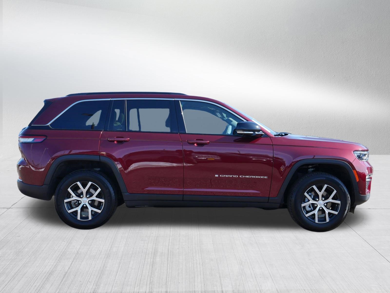 Used 2025 Jeep Grand Cherokee Limited w/ Luxury Tech Group II AWD/4WD image 8