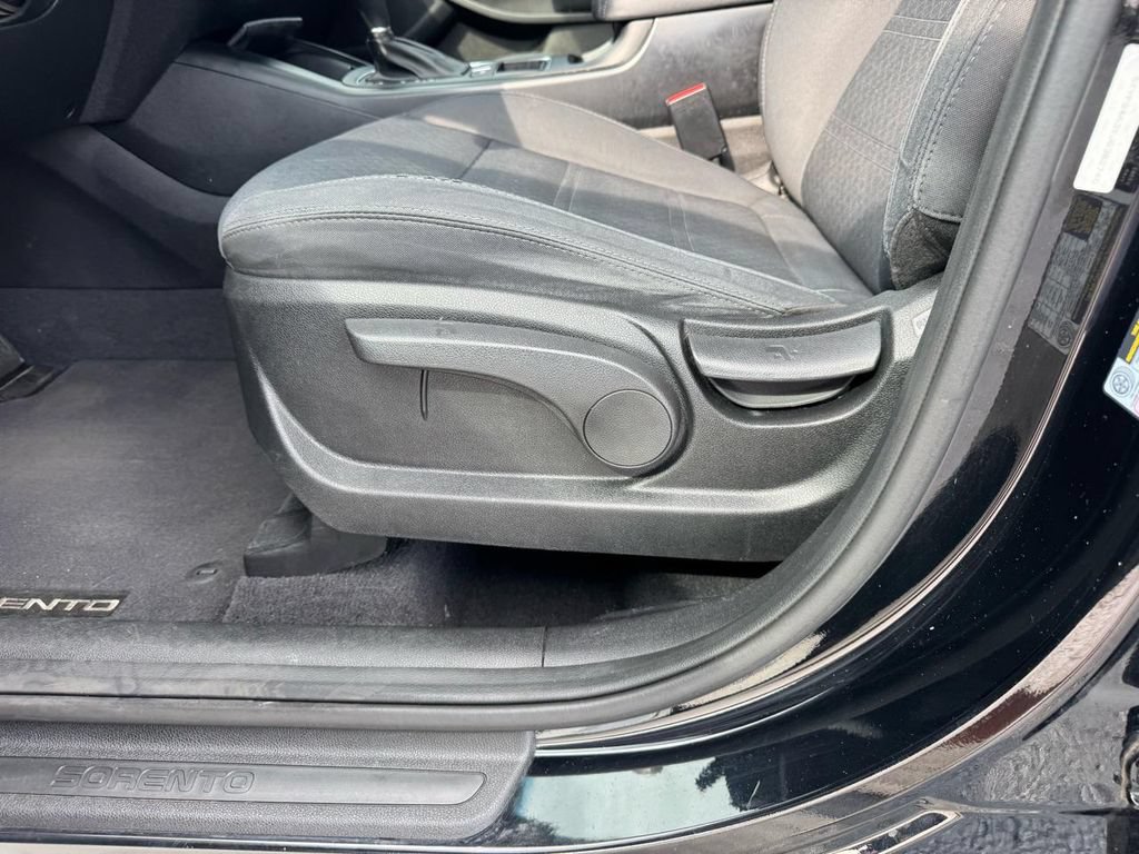 Used 2018 Kia Sorento L FWD image 11