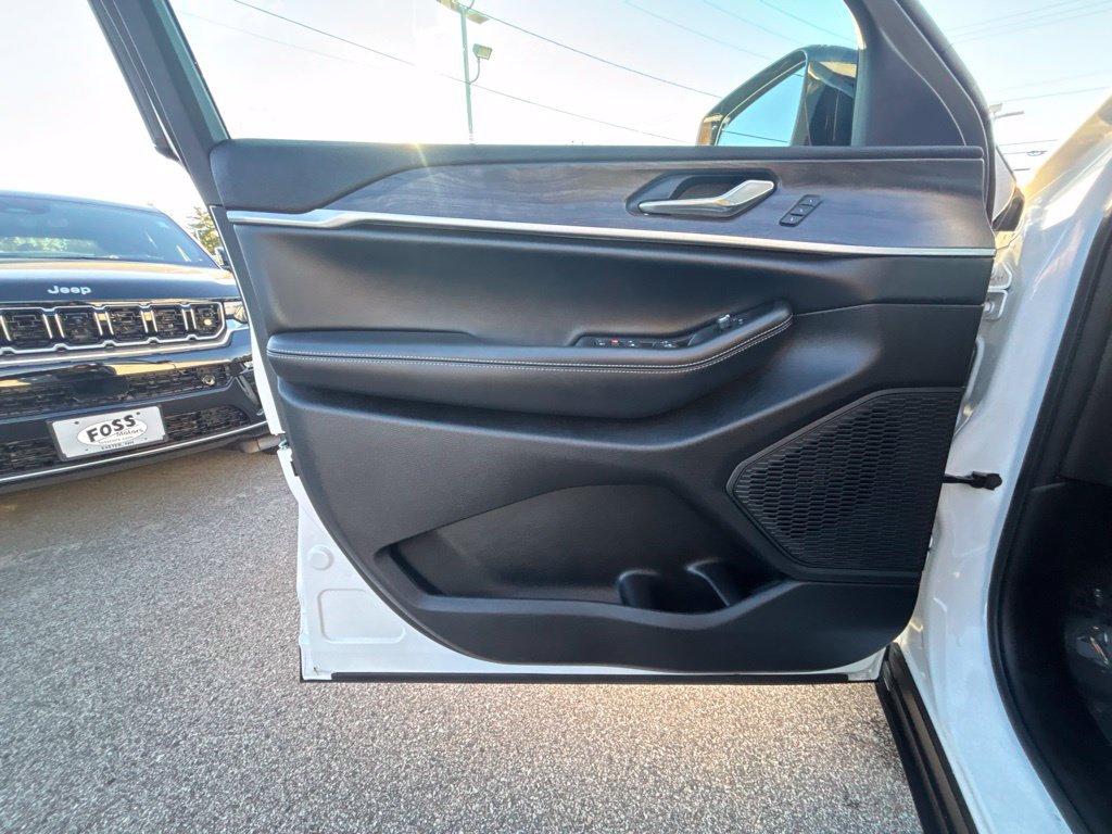 Certified 2025 Jeep Grand Cherokee Limited AWD/4WD image 18