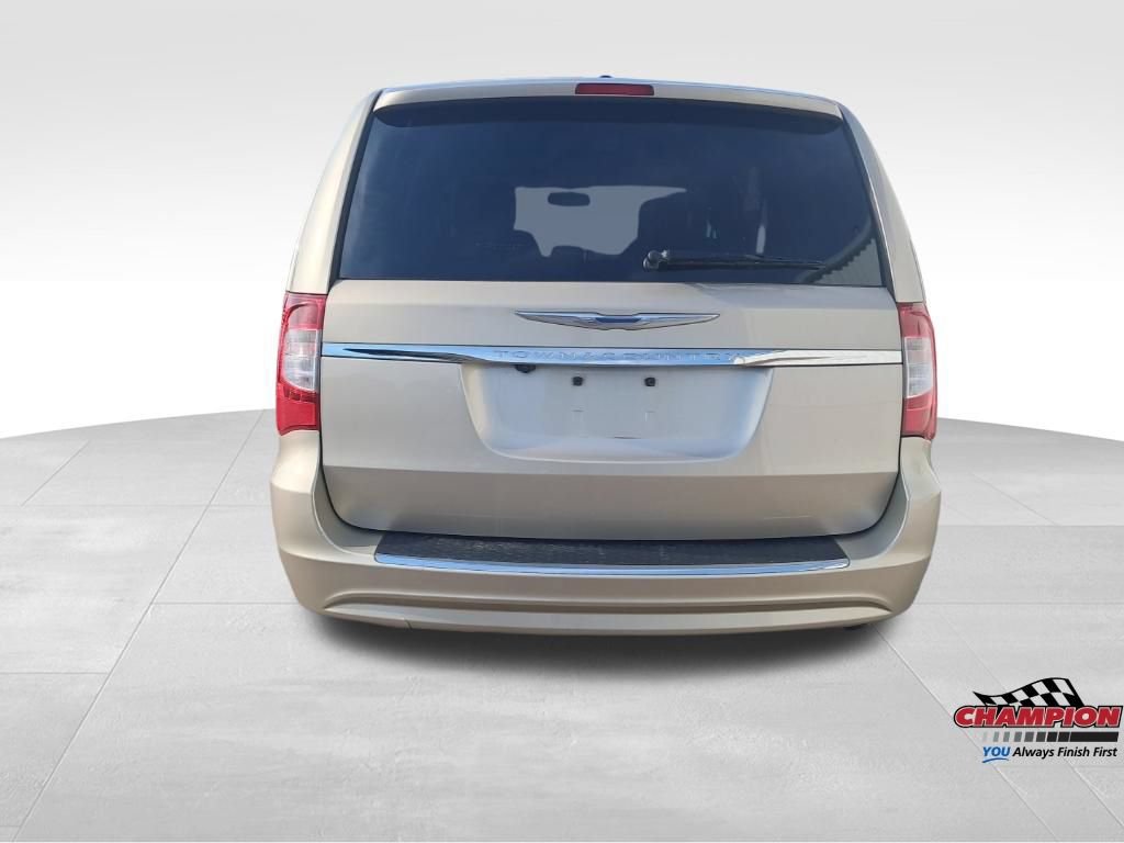 Used 2013 Chrysler Town & Country Touring FWD image 4