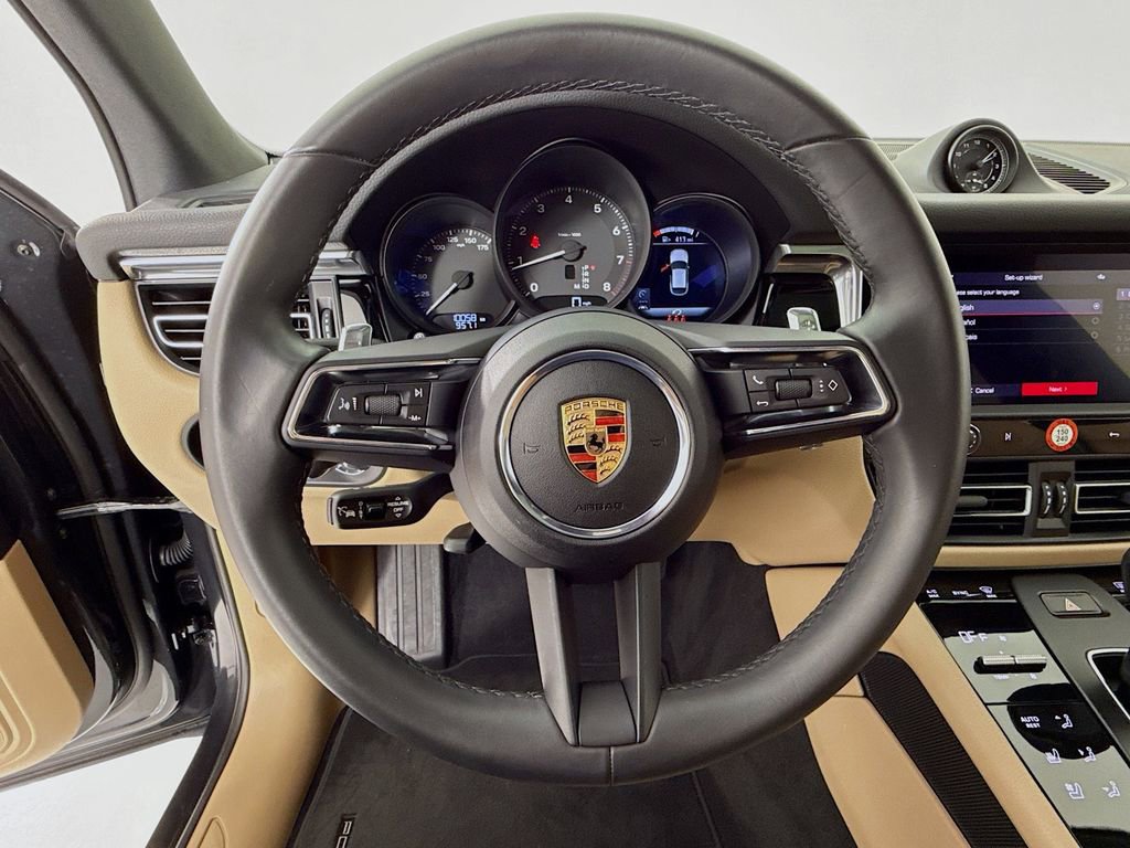Certified 2025 Porsche Macan image 16