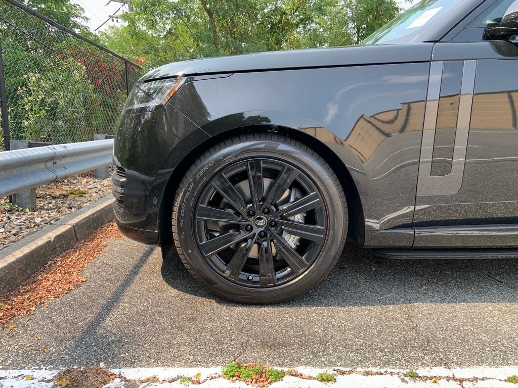 New 2025 Land Rover Range Rover SE image 9