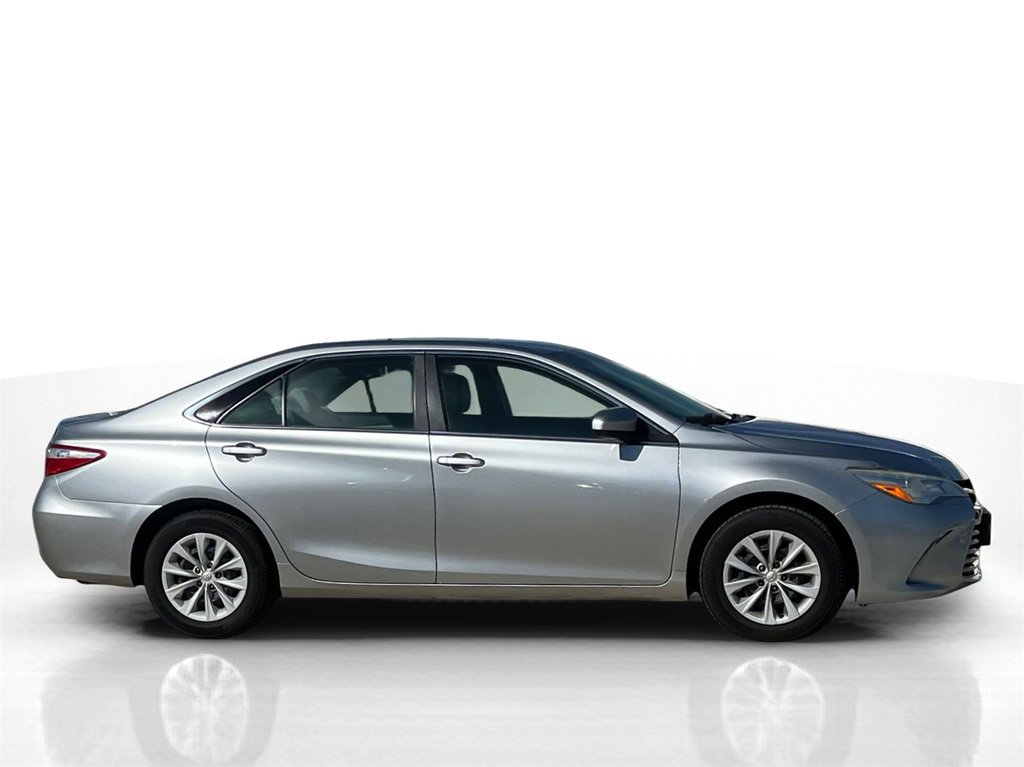 Used 2015 Toyota Camry LE image 4