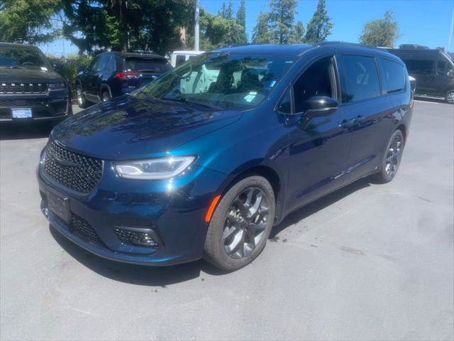 Certified 2025 Chrysler Pacifica Limited FWD image 1