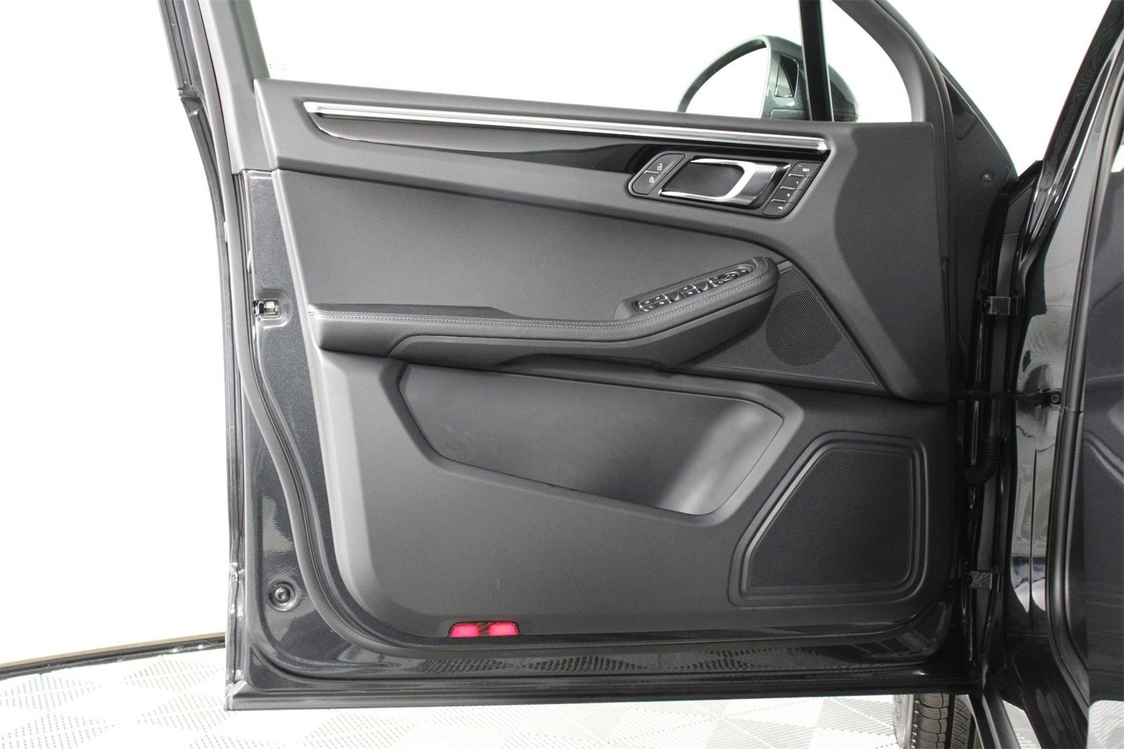 Used 2025 Porsche Macan image 20