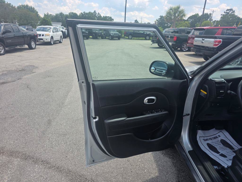 Used 2016 Kia Soul + FWD image 6