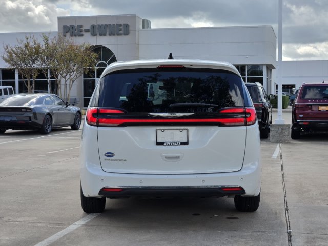 Used 2024 Chrysler Pacifica Touring-L FWD image 6