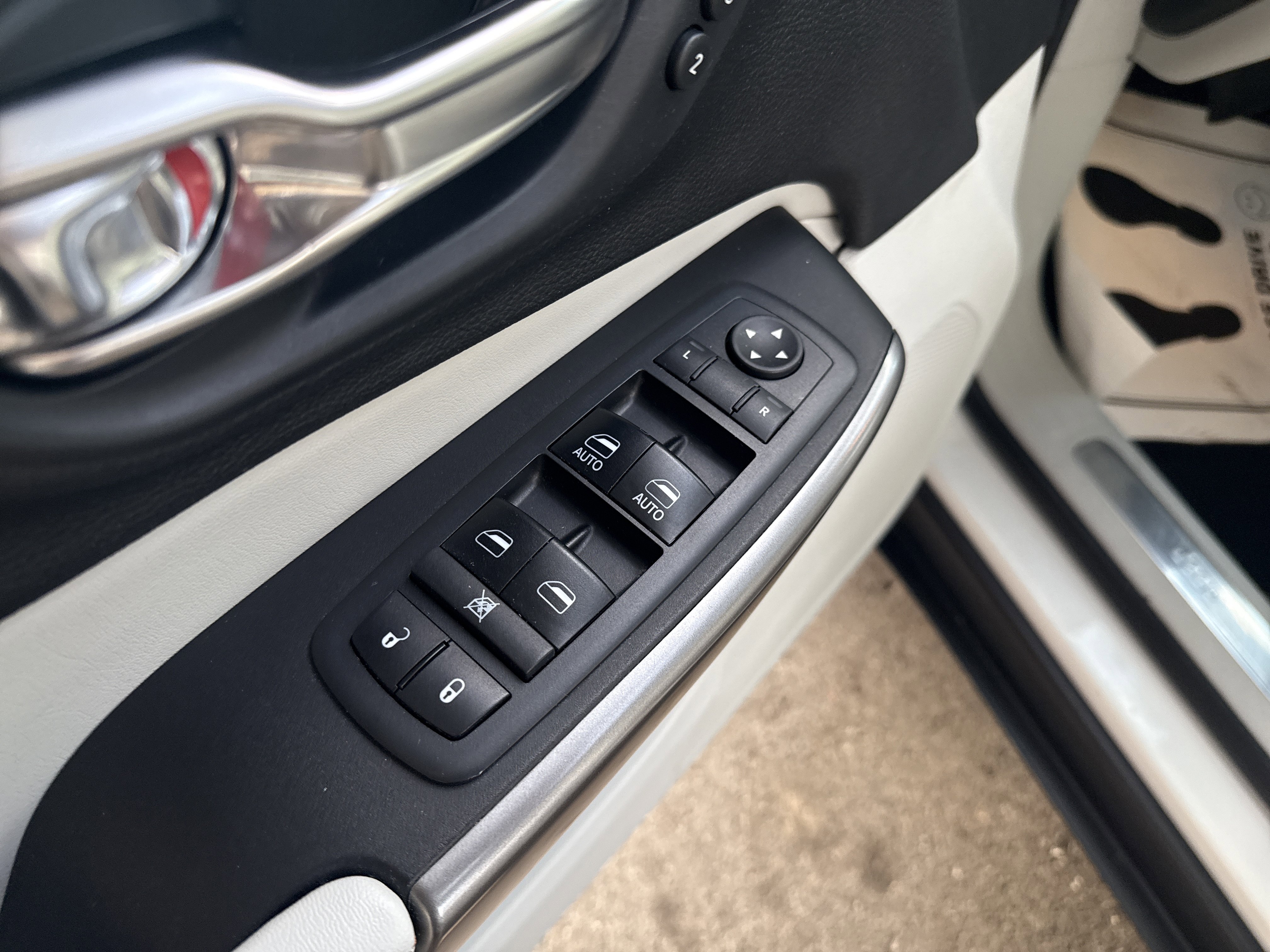 Used 2019 Jeep Cherokee Limited image 16