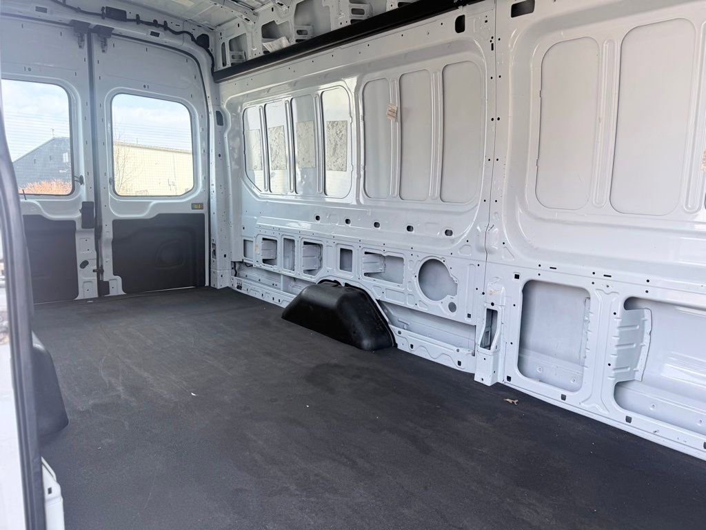 Used 2022 Ford E-Transit 148 High Roof Extended image 20