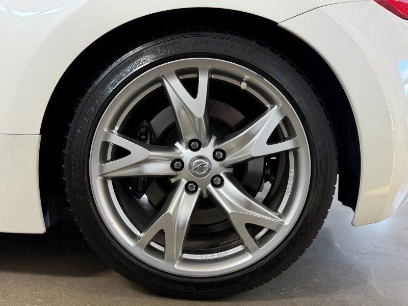 Used 2009 Nissan 370Z Touring w/ Sport Pkg image 11