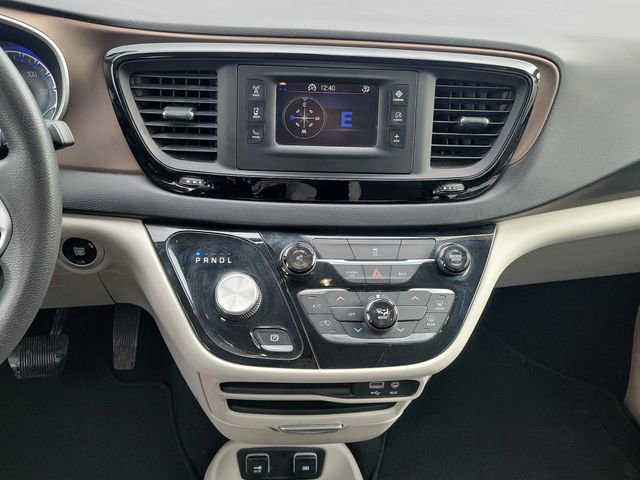 Used 2017 Chrysler Pacifica Touring image 31