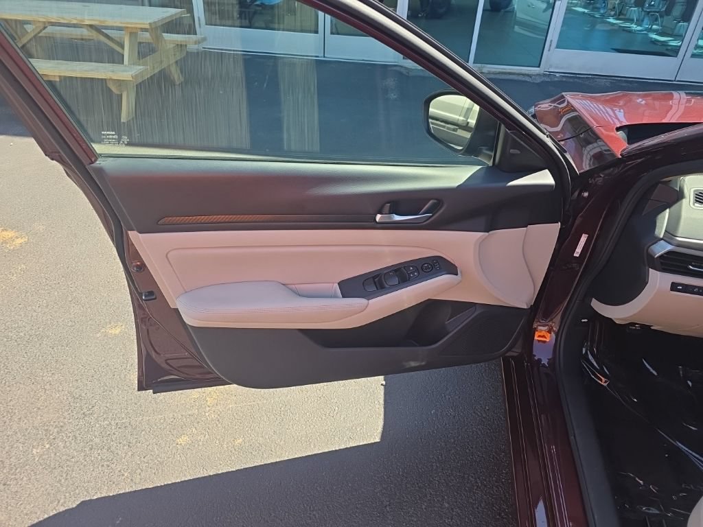 Used 2025 Nissan Altima 2.5 SV FWD image 12