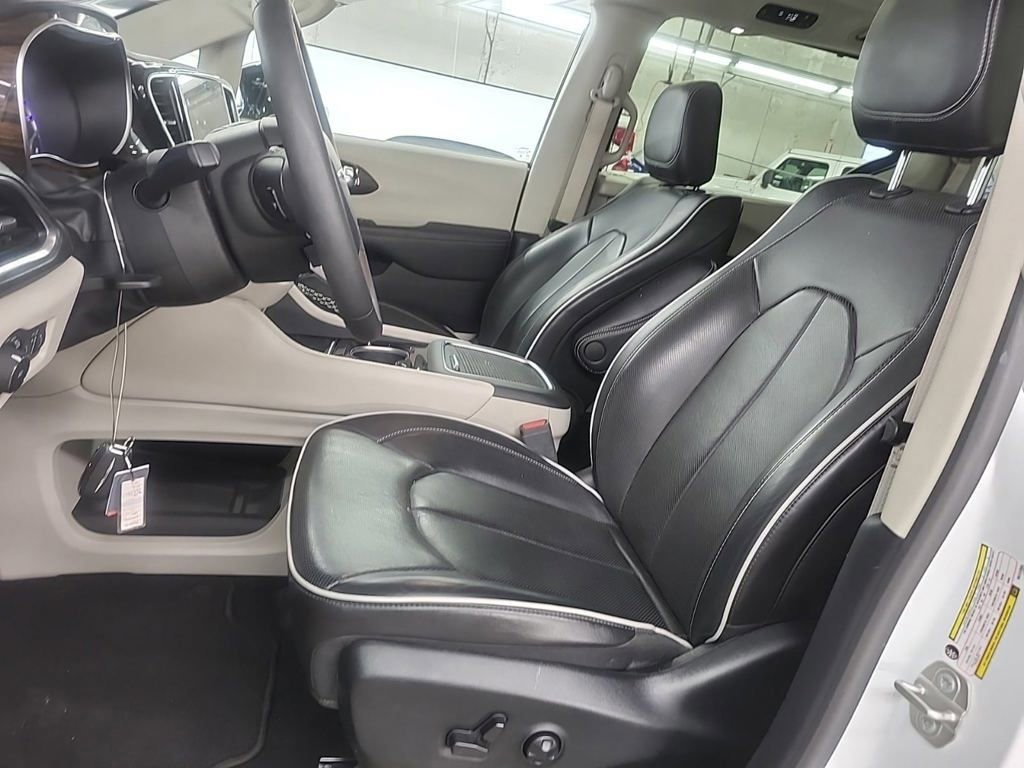 Used 2024 Chrysler Pacifica Limited FWD image 8