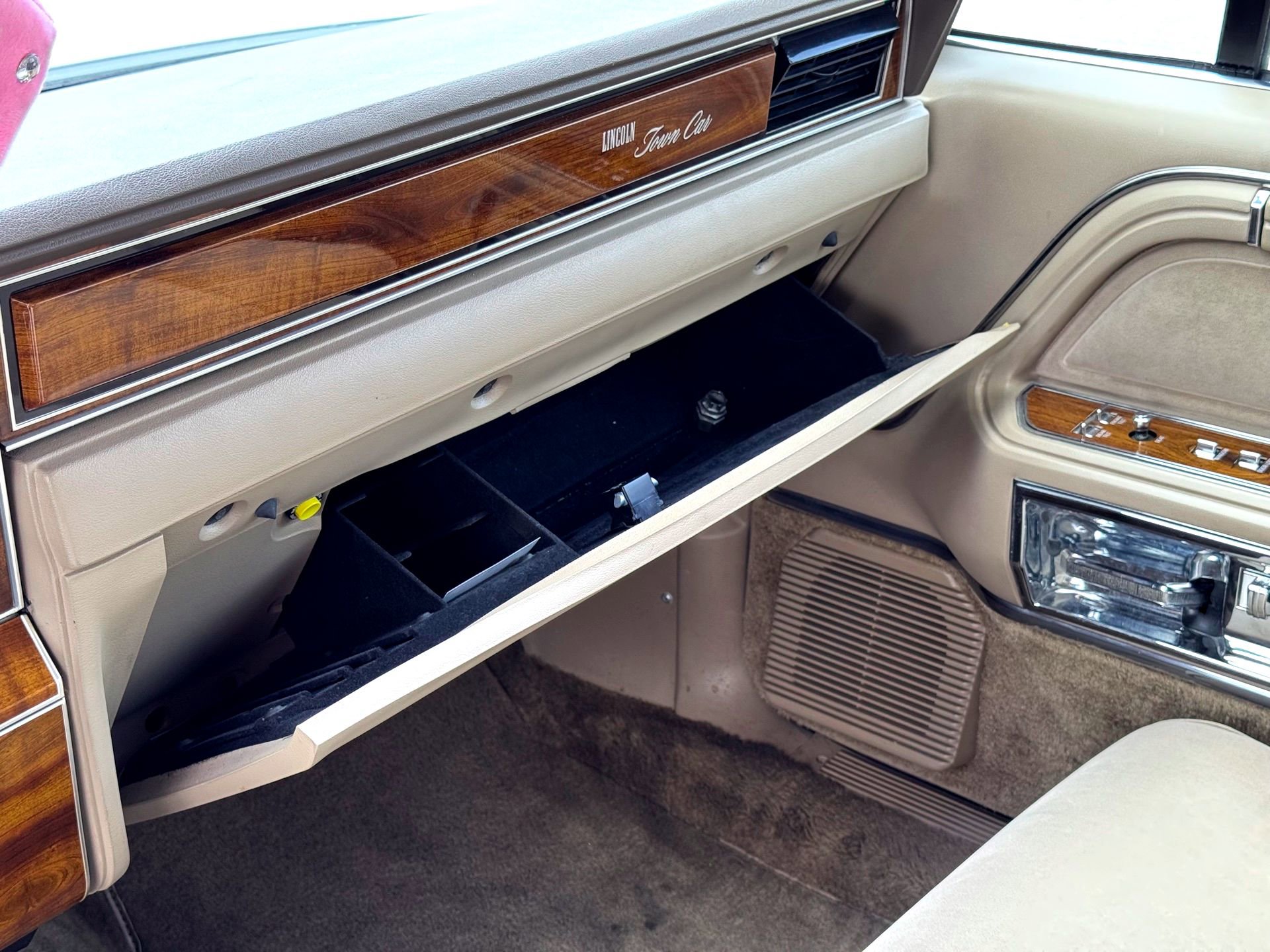 Used 1989 Lincoln Town Car Signature RWD image 44