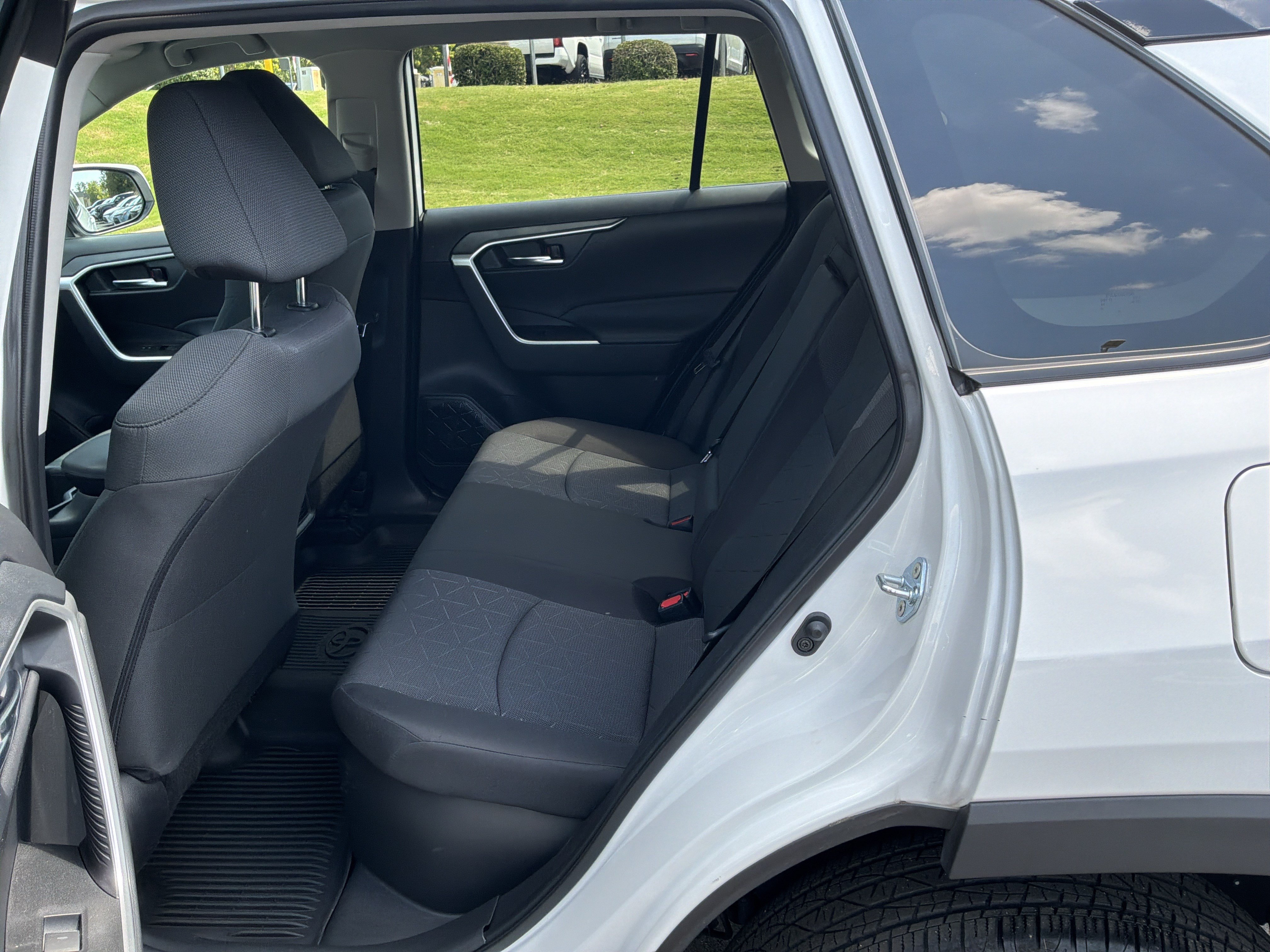 Used 2024 Toyota RAV4 XLE AWD/4WD image 30