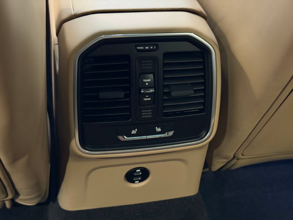 Certified 2023 Porsche Macan S AWD/4WD image 23