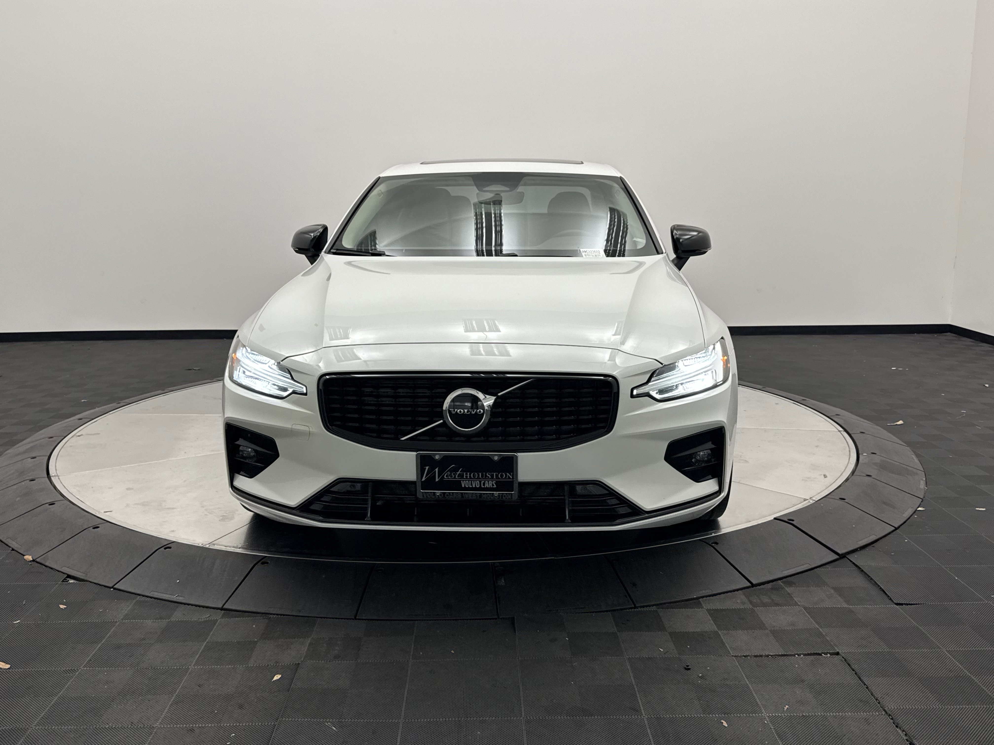 Used 2024 Volvo S60 B5 Core AWD/4WD image 2