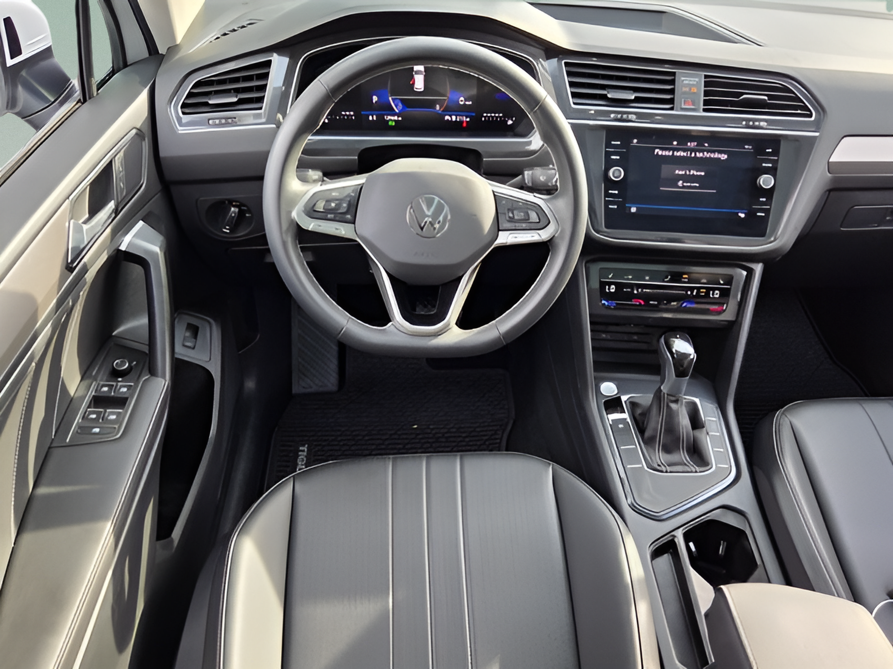 Used 2024 Volkswagen Tiguan SE w/ Panoramic Sunroof Package FWD image 30