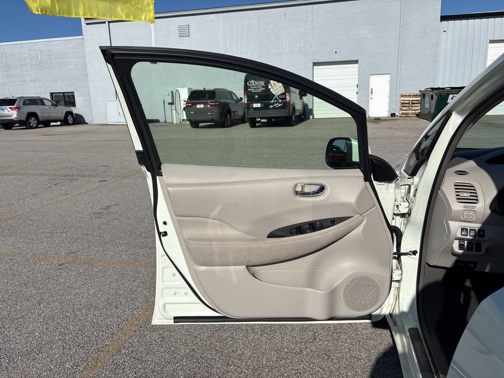 Used 2011 Nissan Leaf SL FWD image 28
