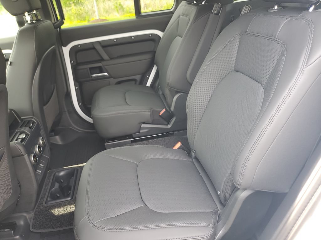 New 2026 Land Rover Defender 130 X-Dynamic SE AWD/4WD image 30