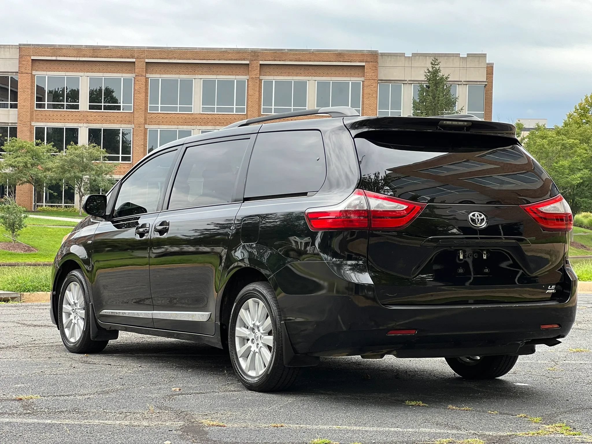 Used 2017 Toyota Sienna LE w/ Protection Package AWD/4WD image 3