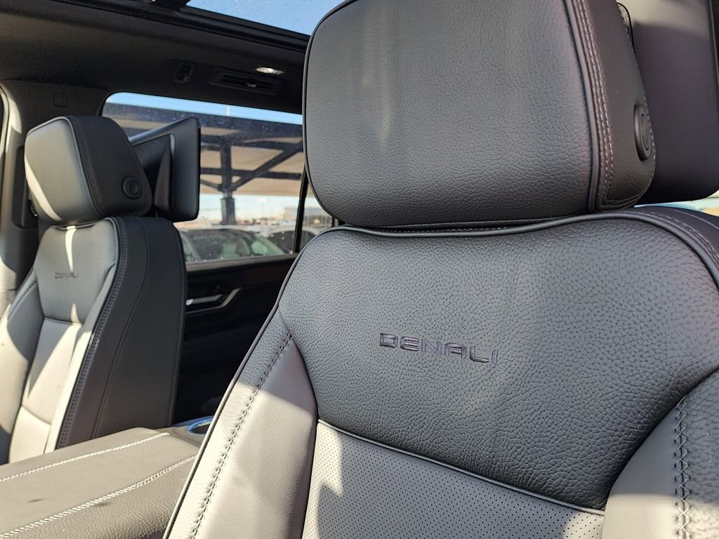 New 2026 GMC Yukon XL Denali w/ Denali Reserve Package image 17