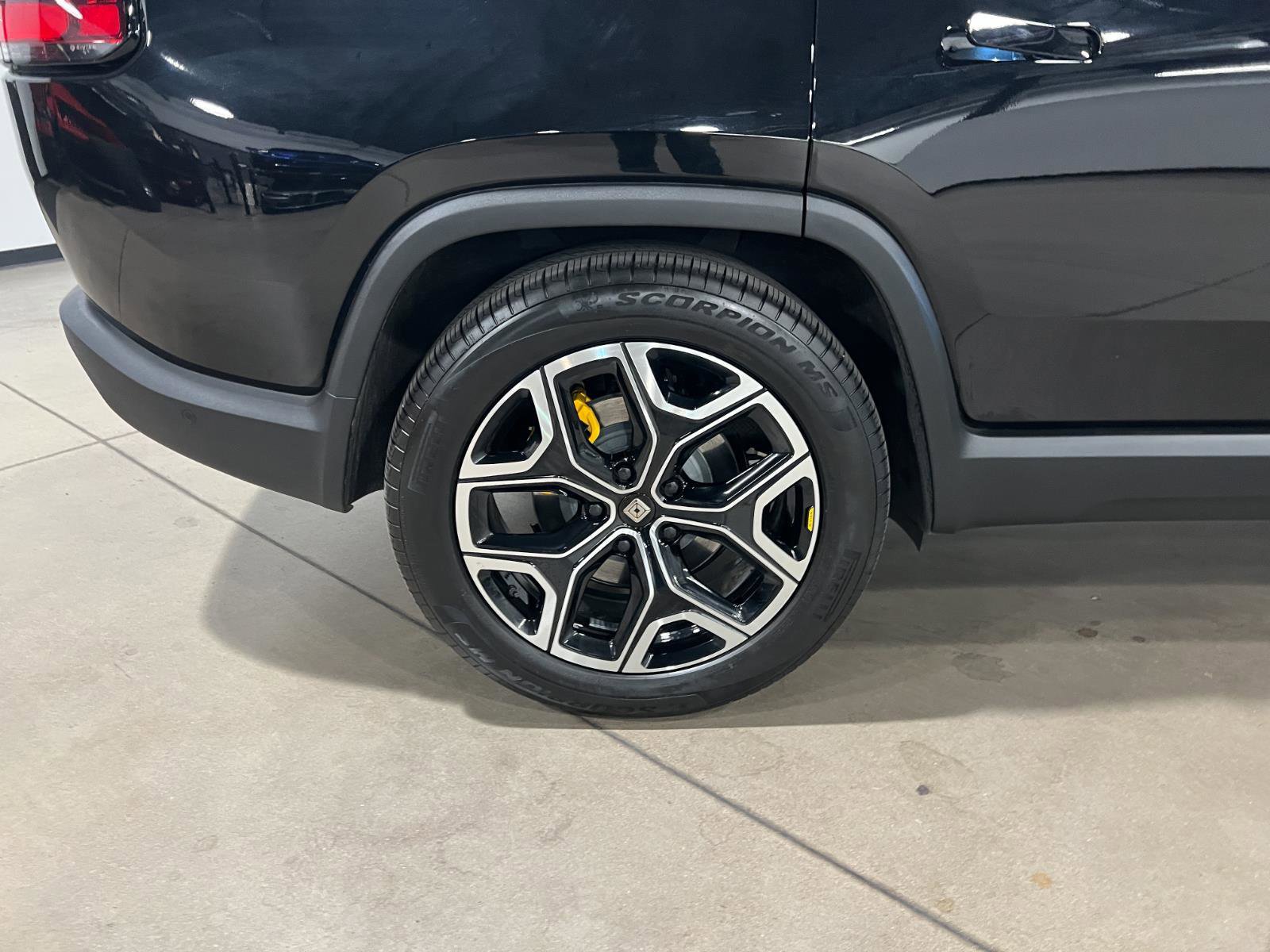 Used 2025 Rivian R1S Premium image 44