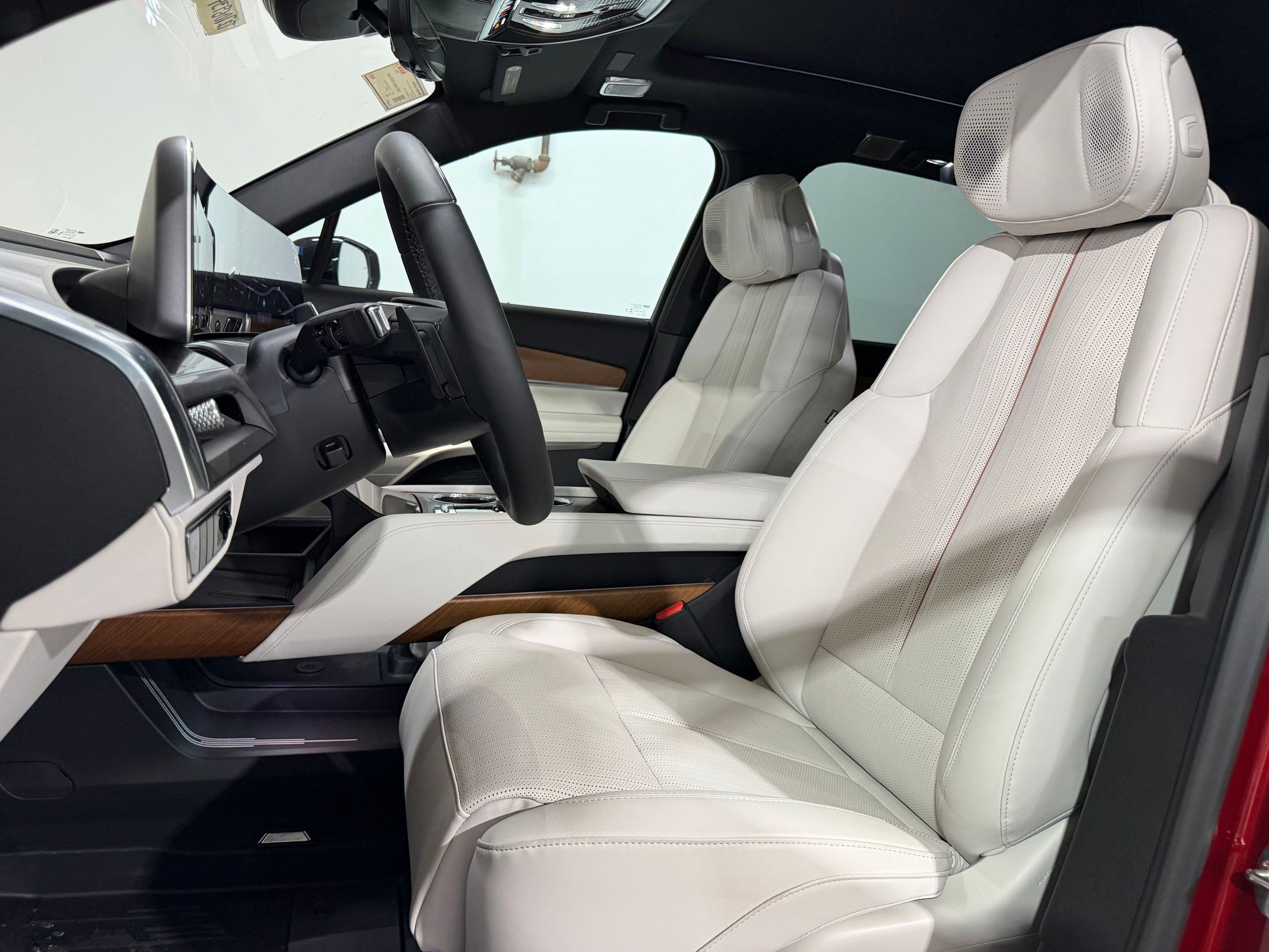New 2026 Cadillac Vistiq Sport w/ LPO, Floor Liner Package AWD/4WD image 4