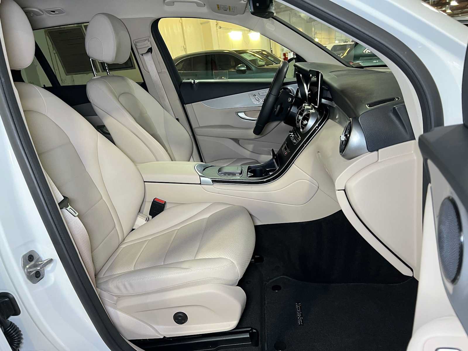 Used 2022 Mercedes-Benz GLC 300 4MATIC image 12