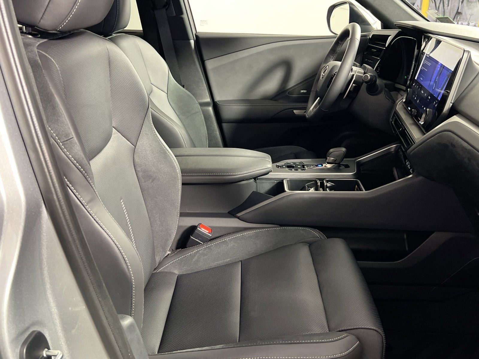 Used 2026 Lexus TX 550h AWD Plug-In Hybrid image 28