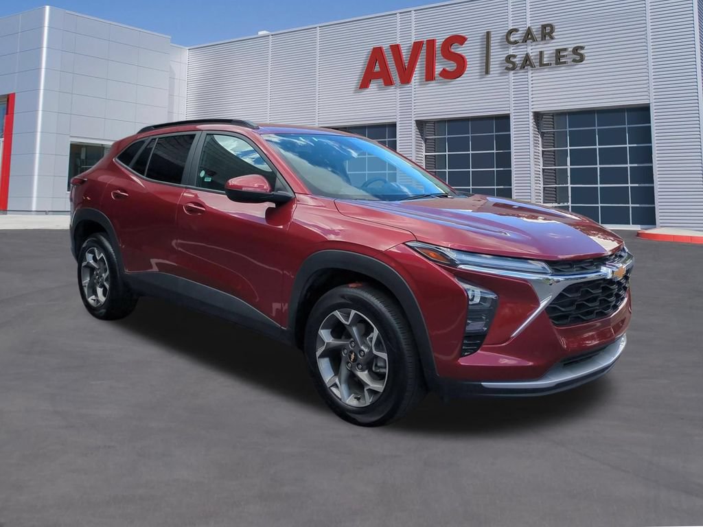 Used 2025 Chevrolet Trax LT w/ LT Convenience Package FWD image 3