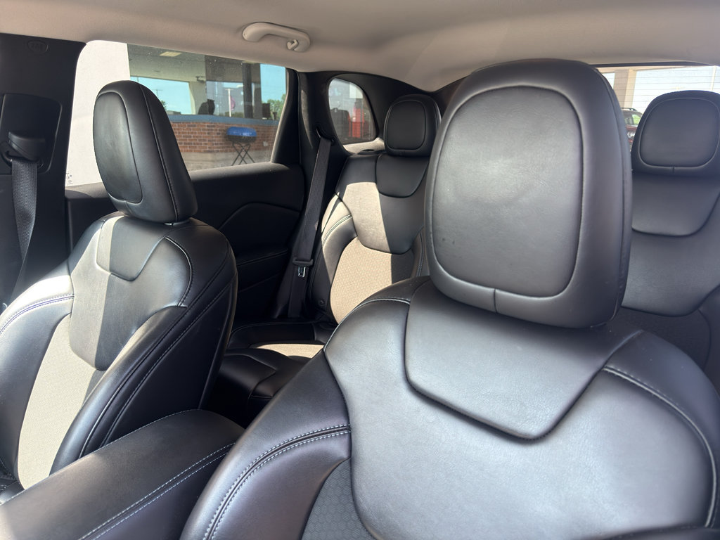 Used 2019 Jeep Cherokee Latitude Plus w/ Comfort/Convenience Group AWD/4WD image 3