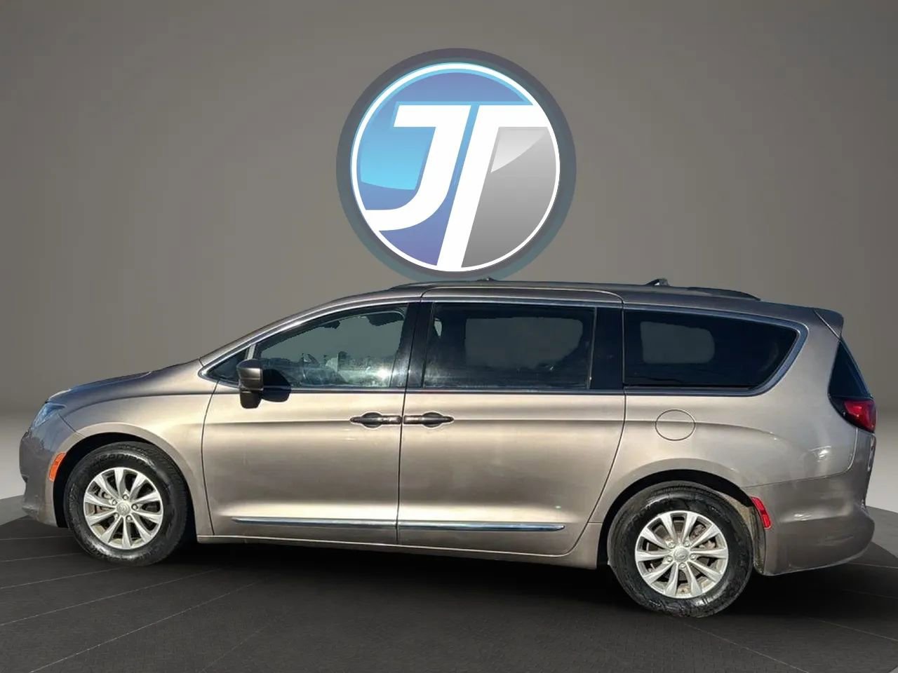 Used 2017 Chrysler Pacifica Touring-L image 12