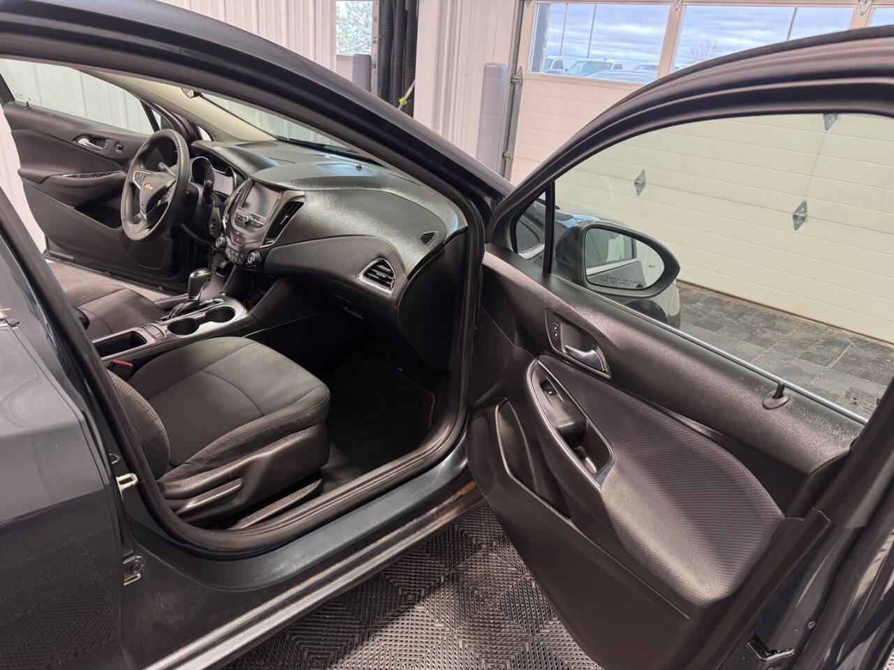 Used 2017 Chevrolet Cruze LT w/ Convenience Package FWD image 16