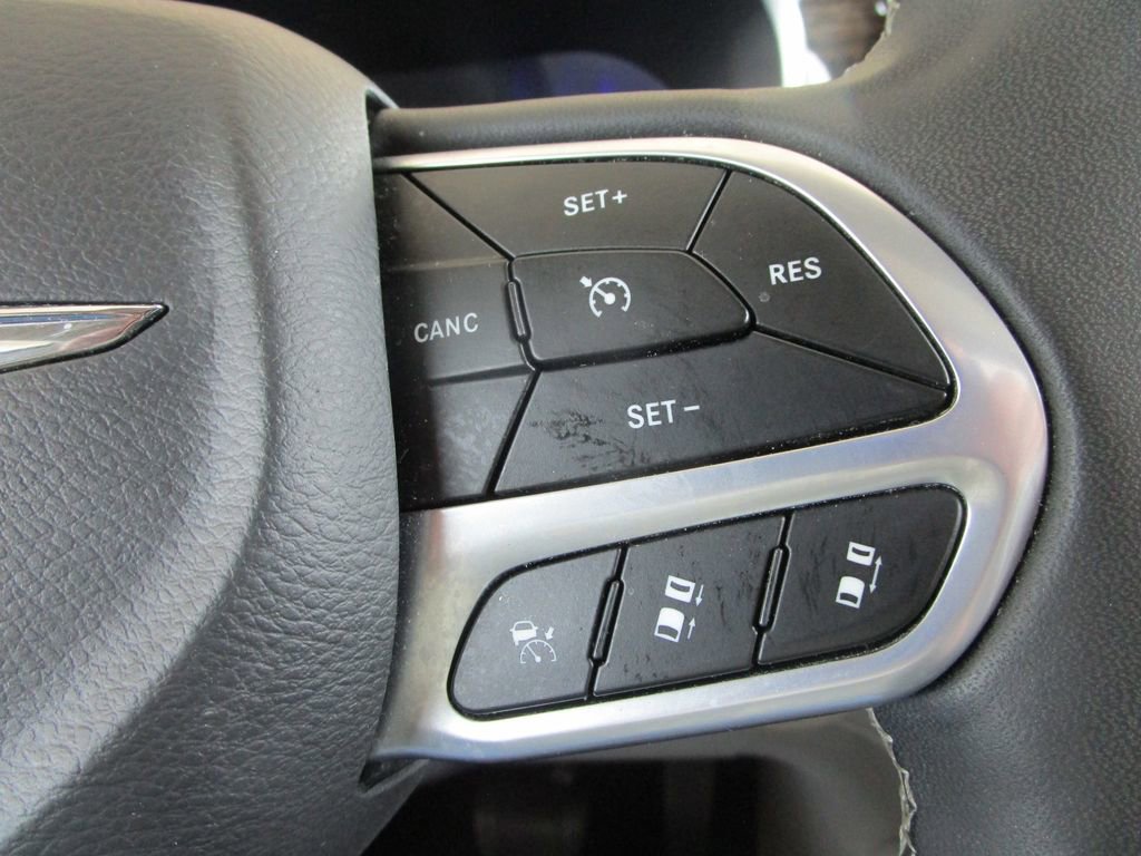 Used 2023 Chrysler Pacifica Limited image 40