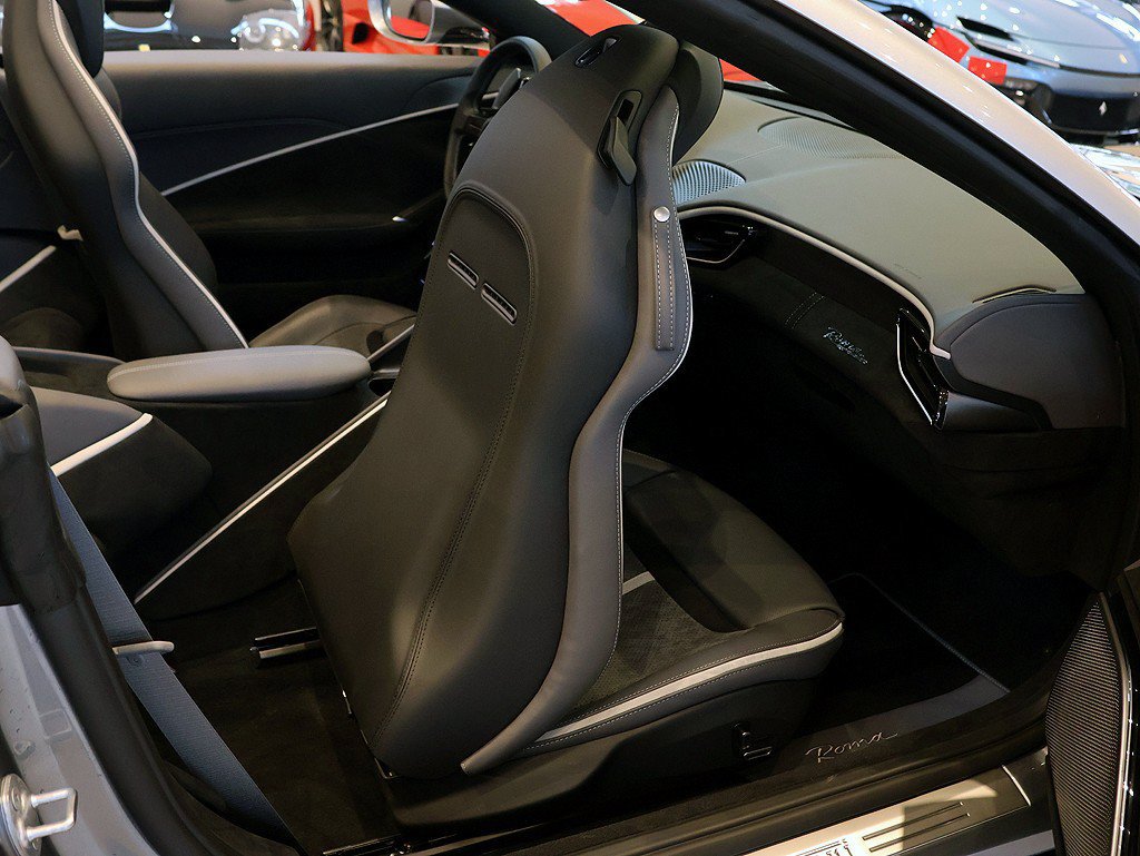Certified 2026 Ferrari Roma Spider RWD image 35