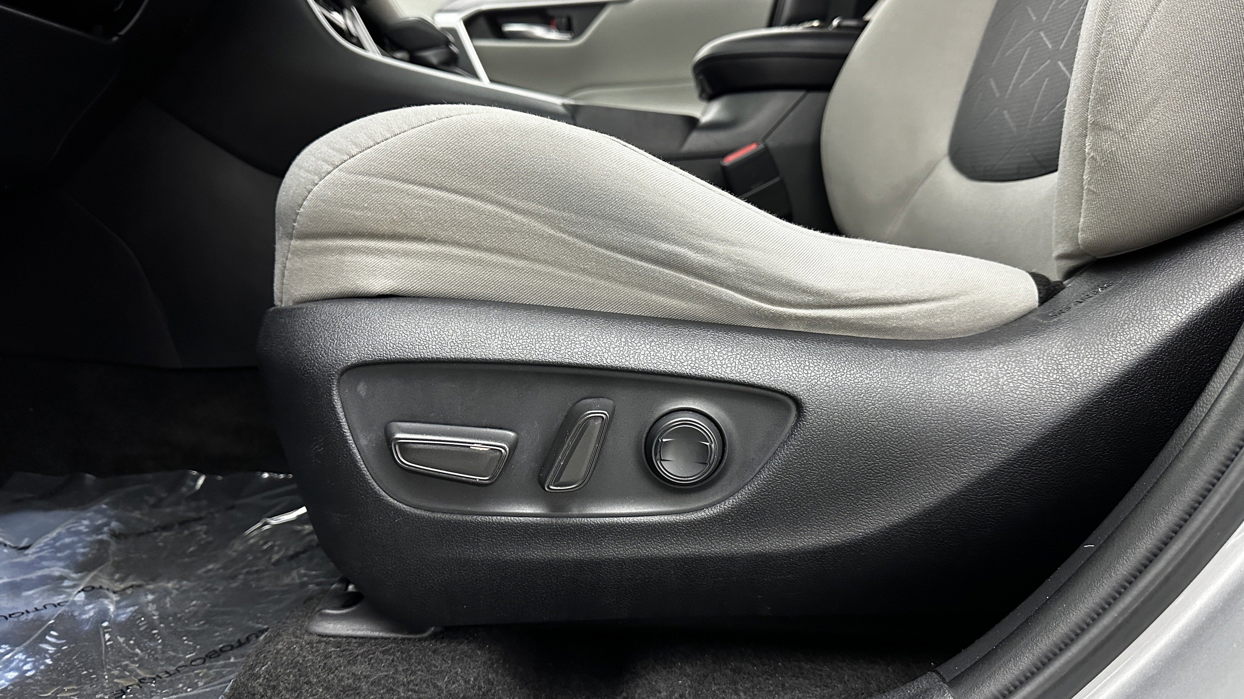 Used 2021 Toyota RAV4 XLE image 13