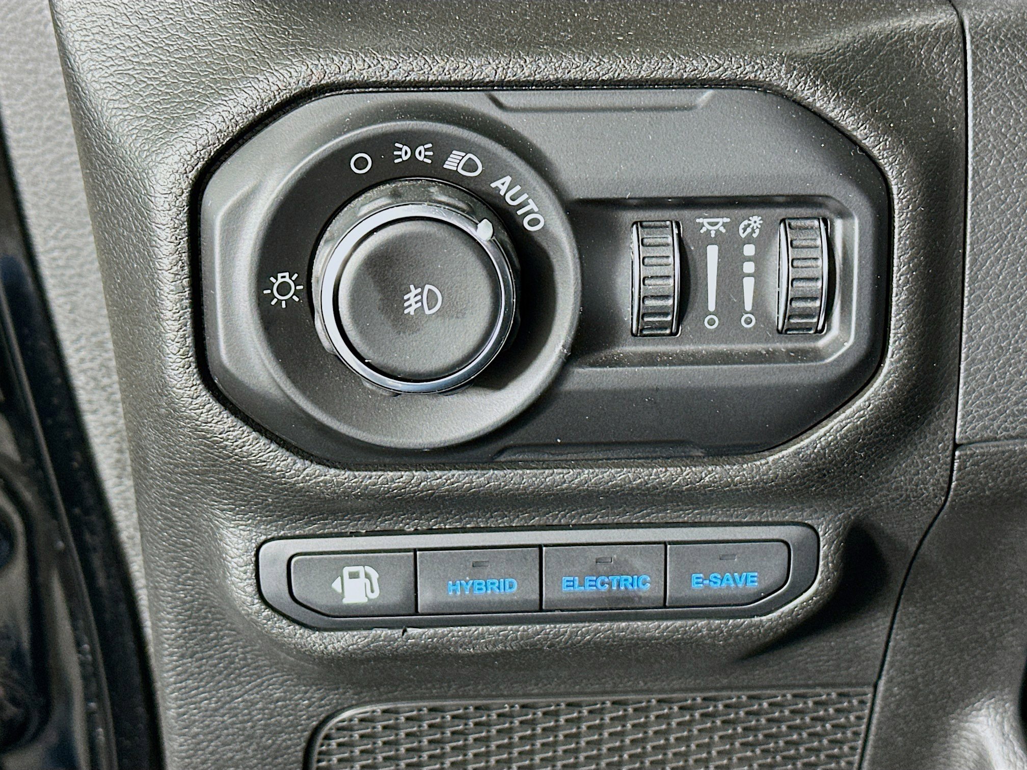 Used 2021 Jeep Wrangler Sahara w/ Cold Weather Group image 17