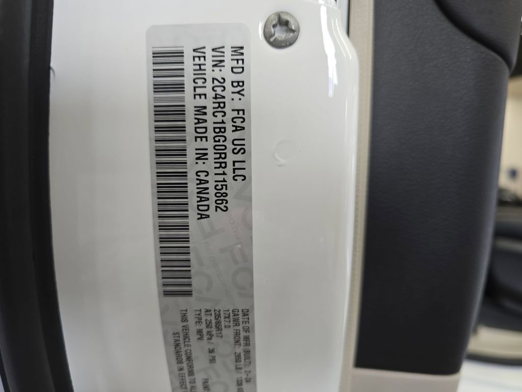 Certified 2024 Chrysler Pacifica Touring-L FWD image 38